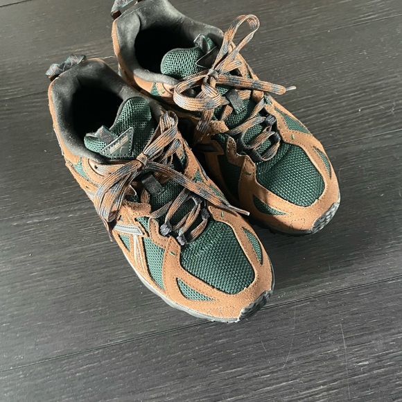 New balance shoes. Fits a size 7-7.5 women - Picture 4 of 8